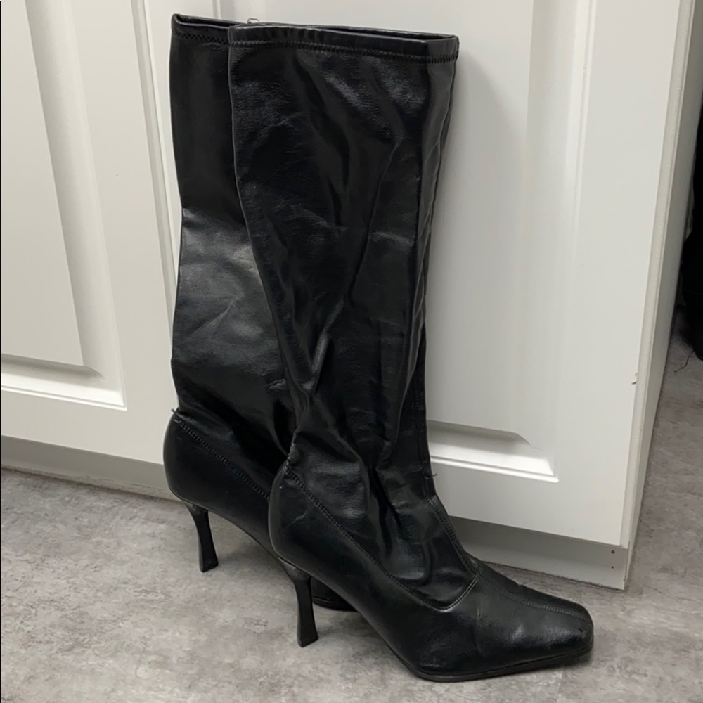 Leg-hugging faux leather heeled boots